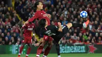Striker PSG, Edinson Cavani, berebut bola dengan bek Liverpool, Virgil van Dijk, pada laga Liga Champions di Stadion Anfield, Liverpool, Selasa (18/9/2018). Liverpool menang 3-2 atas PSG. (AFP/ Paul Ellis)