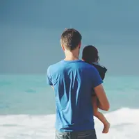 Orangtua harus mengajarkan, mengarahkan, serta membimbing anak semasa hidupnya. Maka dari itu mengikuti kelas parenting sangatlah penting untuk orangtua (Foto: Unsplash.com/Steven Van Loy)