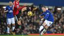 Striker Everton Wayne Rooney melakukan tembakan yang berhasil dihadang oleh gelandang Manchester United Ander Herrera saat pertandingan Liga Inggris di Goodison Park, Liverpool (1/1). Everton kalah 0-2 atas Manchester United. (AFP Photo/Paul Ellis)