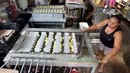 Seorang wanita bekerja di pabrik lilin citronella di Sao Joao da Boa Vista, Brasil, Jumat (12/2/2016). Virus zika yang sudah menyebar membuat penjualan lilin citronella, yang merupakan lilin pengusir nyamuk mengalami kenaikan. (REUTERS/Paulo Whitaker)