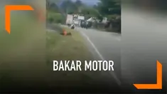 Sebuah video viral berisi pria yang membakar motornya sendiri setelah tak terima karena ditilang polisi.