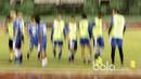 Para pemain Persib Bandung tengah mempersiapkan diri melawan Mitra Kukar pada babak 8 besar Piala Presiden 2017 di Stadion Manahan, Solo, Jumat (24/2/2017). (Bola.com/Nicklas Hanoatubun)