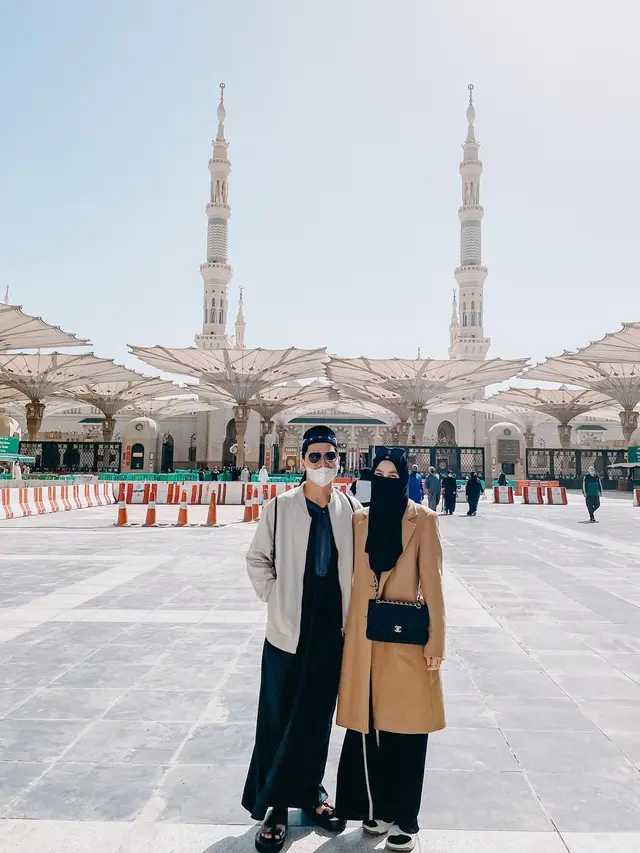 6 Potret Alvin Faiz dan Istri Ibadah Umrah, Penampilan Henny Pakai Cadar Curi Perhatian
