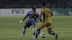 Pemain Persib, Firman Utina menjaga pergerakan pemain Mitra Kukar, Defri Risky pada laga leg kedua semi final Piala Presiden di Stadion Si Jalak Harupat, Bandung, Sabtu (10/10/2015). (Bola.com/Vitalis Yogi Trisna)