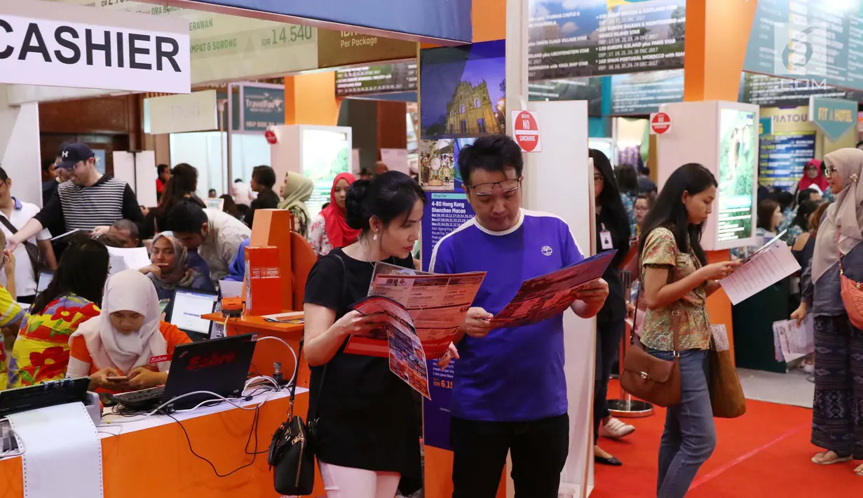 Pengunjung melihat brosur penawaran di Garuda Travel Fair (GATF) 2017 fase II di JCC, Jakarta, Jumat (22/9). Selain juga itu menawarkan penerbangan ke Bromo, Kepulauan Seribu, Belitung, Wakatobi, dan Tanjung Lesung. (Liputan6.com/Angga Yuniar)