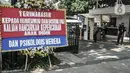 Karangan bunga di Balai Kota DKI Jakarta, Senin (6/7/2020). Karangan bunga yang dipasang Relawan PPDB DKI Jakarta 2020 itu sebagai bentuk kekecewaan terhadap Anies Baswedan dan Kadisdik DKI atas aturan umur serta akreditasi dalam penerimaan siswa baru Jalur Zonasi. (merdeka.com/Iqbal Nugroho)