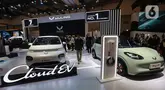 Suasana booth Wuling saat mendemonstrasikan produk terbarunya pada Gaikindo Indonesia International Auto Show (GIIAS) 2024 di ICE BSD, Kabupaten Tangerang, Rabu (17/7/2024).  (Liputan6.com/Angga Yuniar)