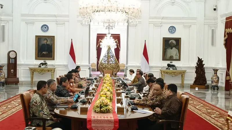 Presiden Jokowi menggelar rapat terbatas bersama para menteri Kabinet Indonesia