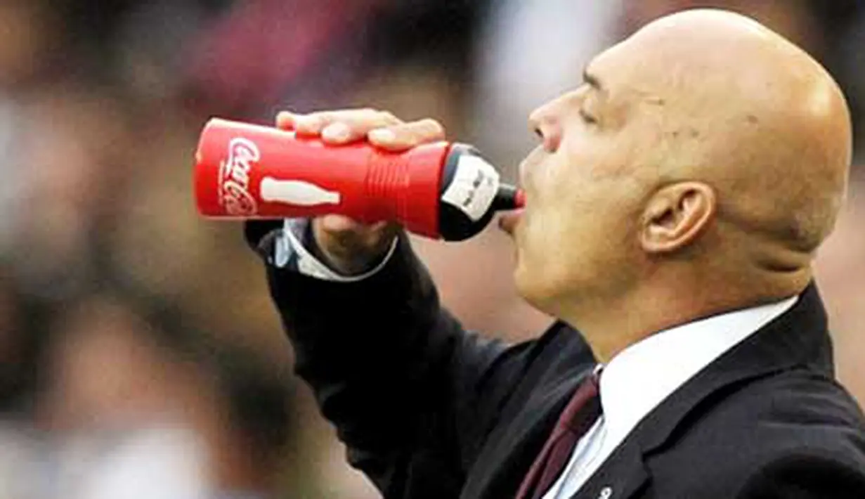 Gaya pelatih Stuttgart asal Swiss Christian Gross dengan botol minumannya di laga lanjutan Bundesliga melawan Borussia Dortmund di Mercedes-Benz Arena, 29 Agustus 2010. AFP PHOTO / THOMAS KIENZLE 