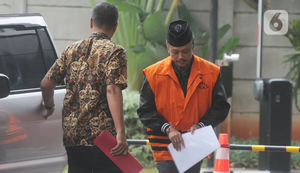 Pejabat Pembuat Komitmen atau PPK di Satuan Kerja Pelaksanaan Jalan Nasional XII Balikpapan, Andi Tejo Sukmono (kanan) memasuki Gedung KPK, Jakarta, Rabu (27/11/2019). Andi diperiksa sebagai tersangka suap pengadaan proyek jalan di Provinsi Kalimantan Timur tahun 2018-2019. (merdeka.com/Dwi Narwoko)