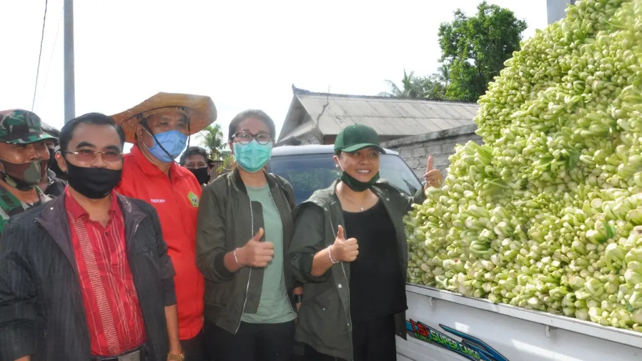 Bupati Tabanan Ni Putu Eka Wiryastuti Menghadiri Acara Panen Sayur, Sebuah Gerakan Untuk Membantu Masyarakat Tabanan yang Terkena Dampak Covid 19 di Desa Bengkel, Kabupaten Tabanan, Bali, Rabu (27/5)