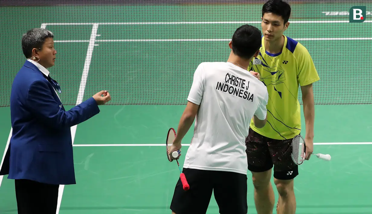 Pebulutangkis Indonesia, Jonatan Christie, saat melawan wakil China Taipei, Chou Tien Chen, pada final tunggal putra bulutangkis di Istora Senayan, Selasa (28/8/2018). (Bola.com/Peksi Cahyo)