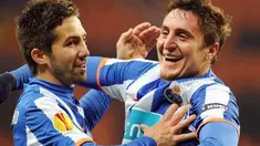 Winger FC Porto Cristian Rodriguez (kanan) mendapat selamat dari rekannya Joao Moutinho usai mencetak gol ke gawang Spartak Moscow di leg kedua perempat final UEFA Europa League di Luzhniki Stadium, 14 April 2011. AFP PHOTO / ALEXANDER NEMENOV 