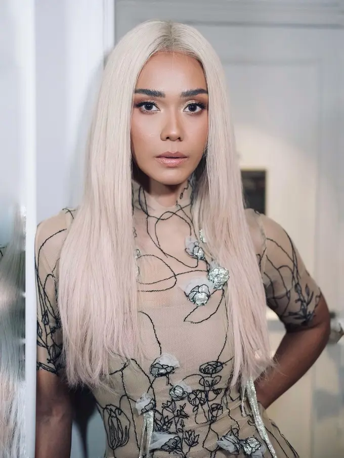 Intip deretan busana formal ang edgy dari Adinia Wirasti.