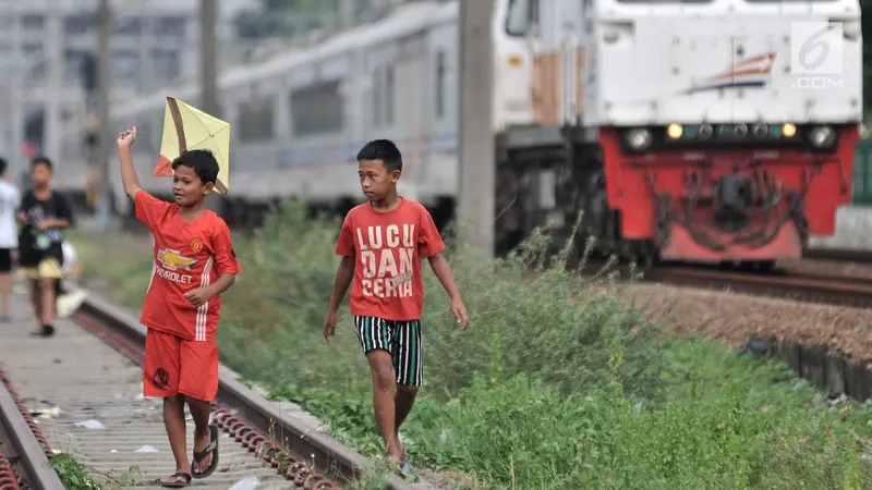 Minim Taman, Anak-Anak Nekat Bermain di Rel Kereta Api