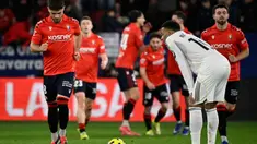 Reaksi penyerang Real Madrid asal Prancis, Kylian Mbappe terhadap gol kedua Osasuna yang dicetak oleh Raul Garcia selama pertandingan pekan ke-25 La Liga 2025/2026 di Stadion El Sadar, Pamplona pada Sabtu 21 Februari 2026 waktu setempat atau Minggu (22/2/2026) dini hari WIB. Bertandang ke markas Osasuna, Real Madrid tersungkur. (ANDER GILLENEA/AFP)