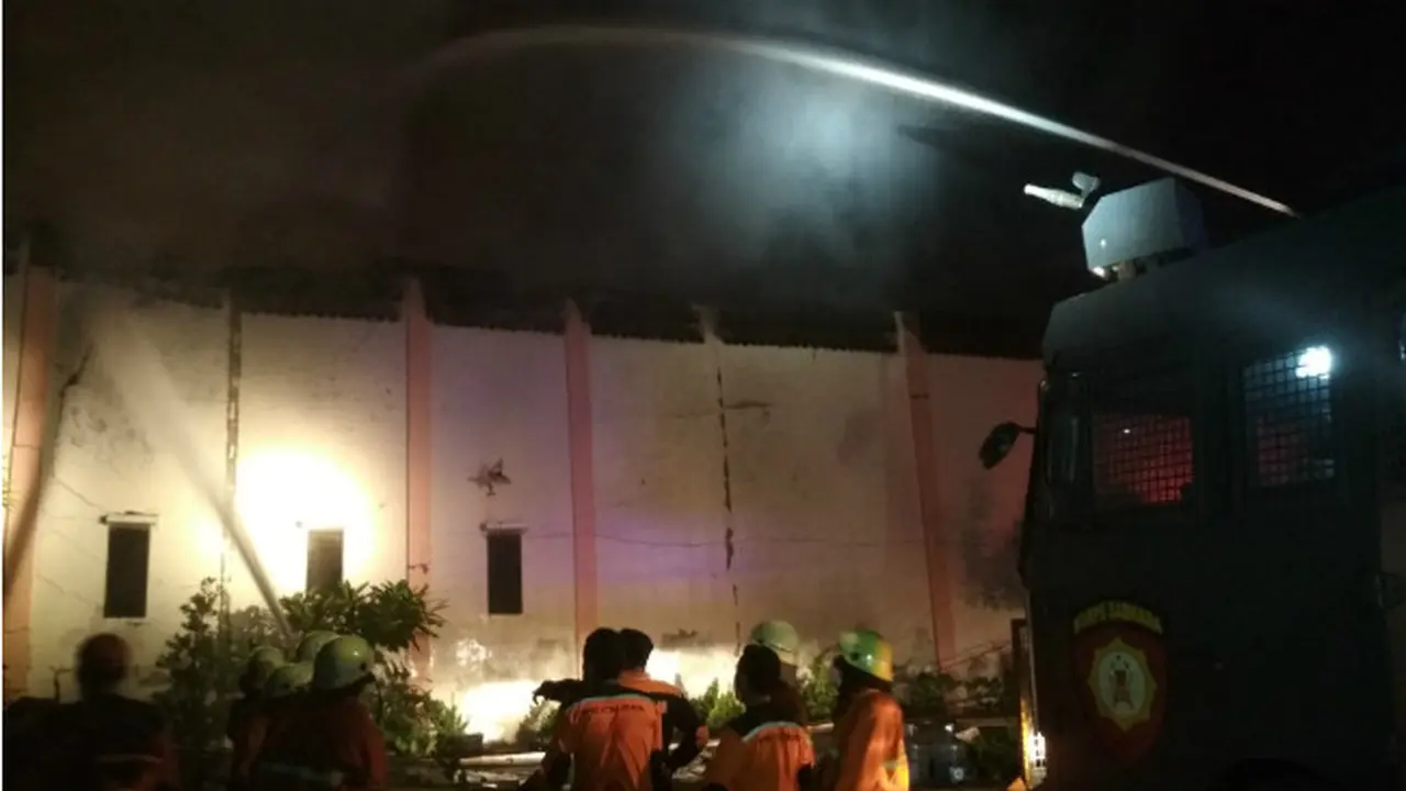 Water Canon Bantu Padamkan Kebakaran di Cirebon