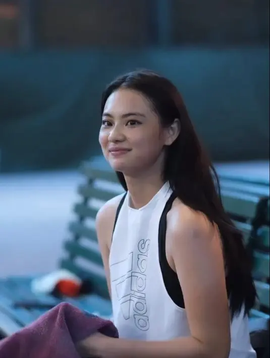 Momen lain memperlihatkan atasan olahraga halterneck dengan inner hitam yang serasi dengan bawahan pendeknya.  [Credit: @gegeelisa94].