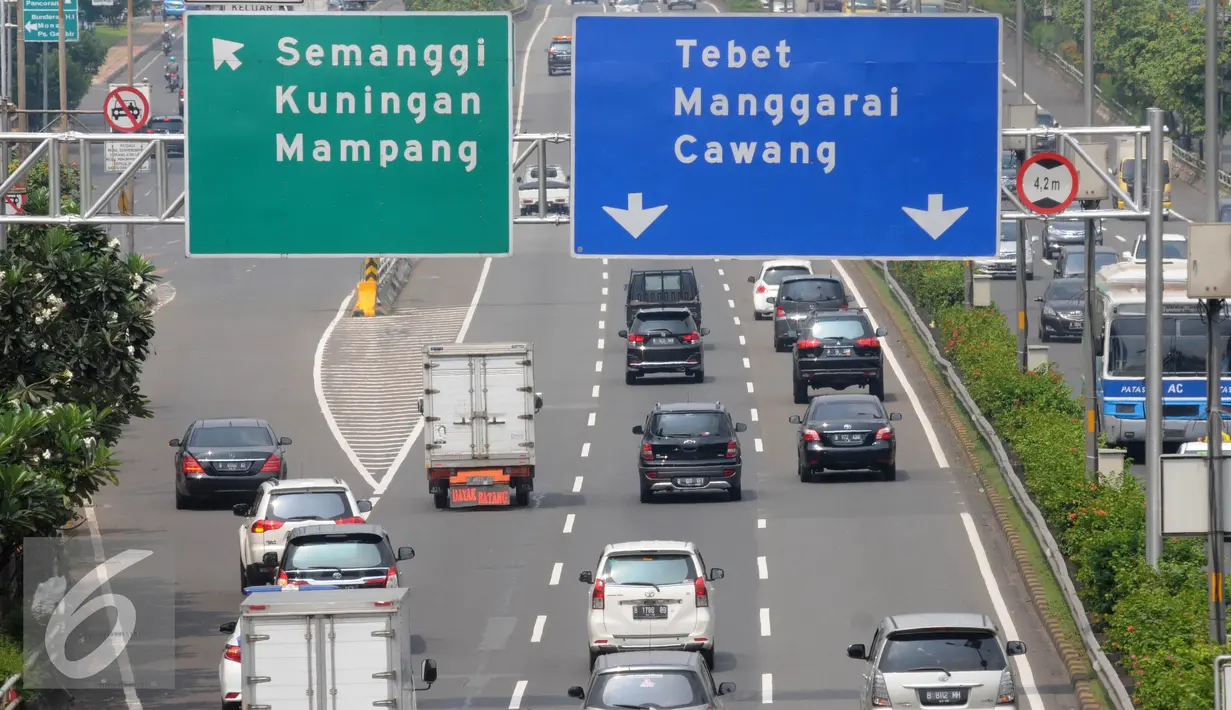 Sejumlah kendaraan melintas di tol dalam Kota kawasan Senayan, Jakarta, Minggu (25/6). Per 1 Juli truk dan trailer dilarang melintasi jalur tol selama 10 hari hal ini untuk meminimalisir kemacetan saat arus mudik. (Liputan6.com/Helmi Affandi)
