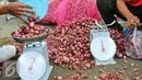 Petugas menimbang bawang merah yang akan dijual, Jakarta, Kamis (26/5/2016). Kementerian Pertanian menggelar pasar murah dengan menjual bawang merah dengan harga Rp 25.000/kg. (Liputan6.com/Yoppy Renato)