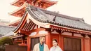 Kala liburan di Jepang bersama suami, Nagita Slavina tampil anggun berbalut kimono warna ungu.  [@raffinagita1717].