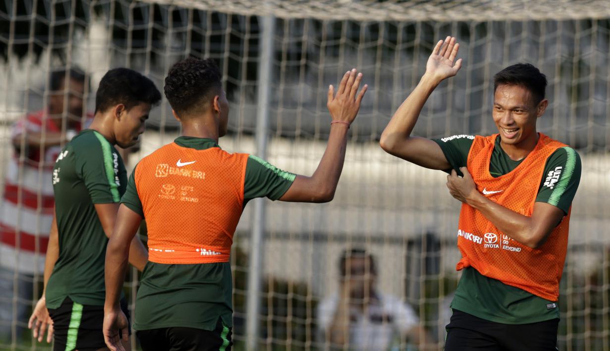 Pemain Timnas Indonesia U-22, Andy Setyo, tertawa saat latihan di Lapangan ABC Senayan, Jakarta, Kamis (14/2). Latihan ini merupakan persiapan terakhir jelang Piala AFF U-22 2019 di Kamboja. (Bola.com/M. Iqbal Ichsan)