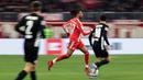 Pemain Bayern Munchen, Michael Olise menggiring bola melewati pemain VfL Wolfsburg dalam laga lanjutan Liga Jerman 2025/2026 di Allianz Arena, Munchen, Jerman, Minggu (11/01/2026) waktu setempat. (AFP/Alexandra Beier)