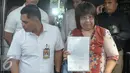 Kuasa hukum Falcon Pictures, Lydia Wongsonegoro memperlihatkan surat yang ditulis oleh seorang perempuan berinisial P yang ditangkap polisi karena terbukti membajak film Warkop DKI Reborn, Jakarta, Selasa (27/9). (Liputan6.com/Yoppy Renato)