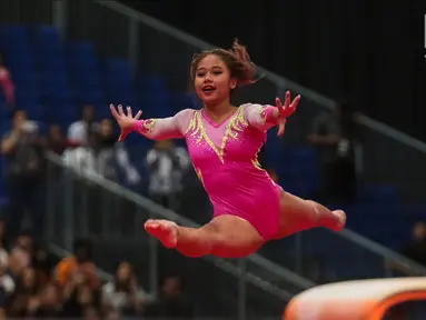 Pesenam putri Rifda Irfanaluthfi melakukan lompatan nomor senam lantai pada SEA GAMES 2017 di Kuala Lumpur, Malaysia, Rabu (23/8). Rifda meraih perunggu dari nomor senam lantai dan medali emas di nomor balok keseimbangan. (Liputan6.com/Faizal Fanani)