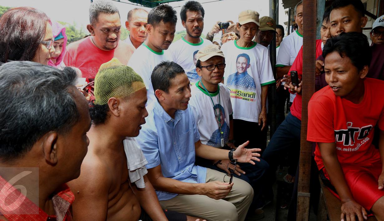  Balon Gubernur DKI Jakarta Sandiaga Uno (tengah) berdialog dengan warga Tambora, Jakarta, (10/4). Sandiaga yang berlatar pengusaha akan memberikan fokus kepada kesejahteraan masyarakat Jakarta yang dinilai mengkhawatirkan. (Liputan6.com/Gempur M Surya)