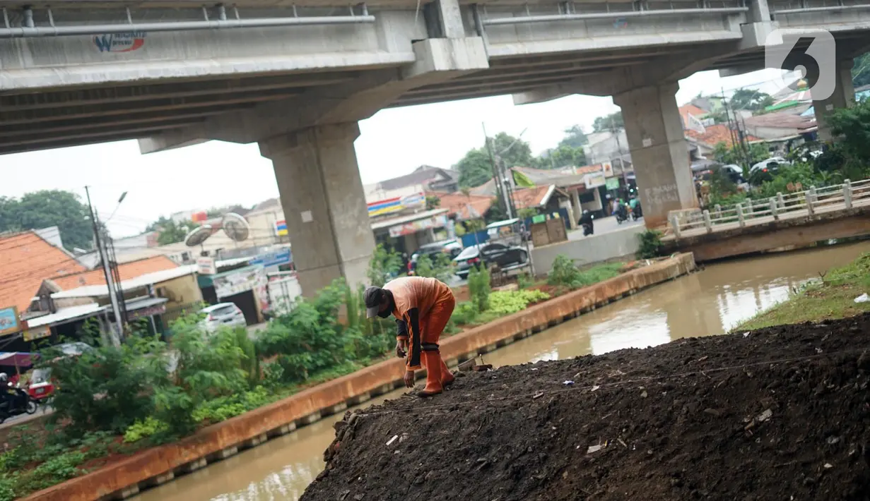 Petugas Penanganan Prasarana dan Sarana Umum (PPSU) menyelesaikan pembangunan Taman Pilar Jati di Cipinang Melayu, Jakarta, Selasa (27/10/2020). Area yang dilengkapi taman lalu lintas serta sarana bersepeda tersebut untuk mempercantik lahan tidur di kolong tol. (Liputan6.com/Immanuel Antonius)