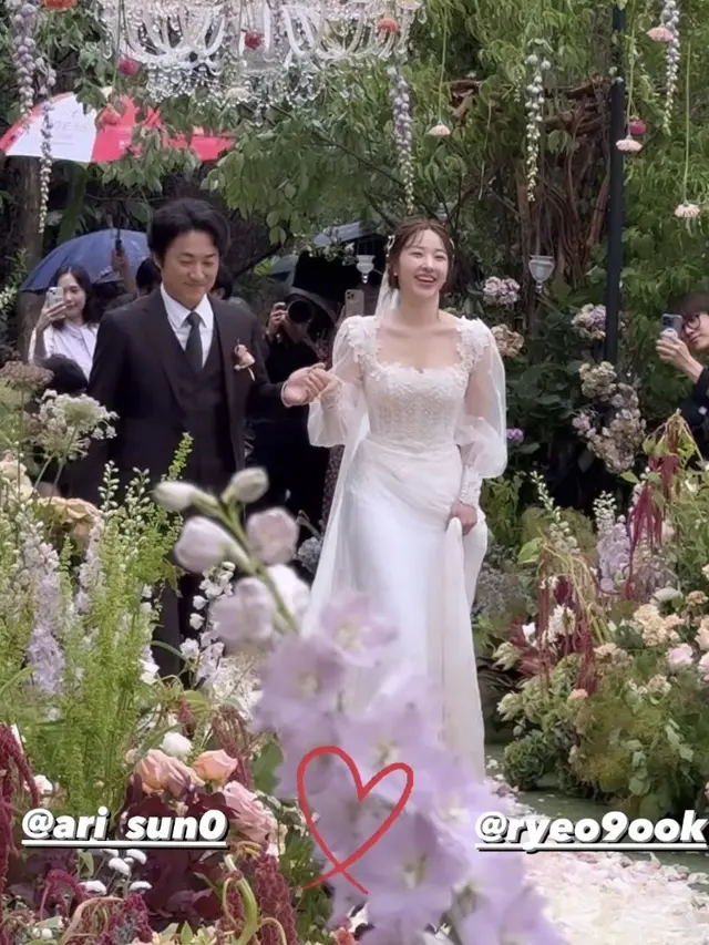 Potret Ari Istri Ryeowook Super Junior di hari pernikahannya. [@seoki2i]