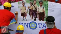 Sejumlah warga memberikan testimoni dukungan kepada anak-anak Indonesia, Jakarta, Minggu (1/11/2015). GNOTA meriahkan Hari Sumpah Pemuda dengan menggelar Festival Anak Asuh saat Car Free Day. (Liputan6.com/Yoppy Renato)