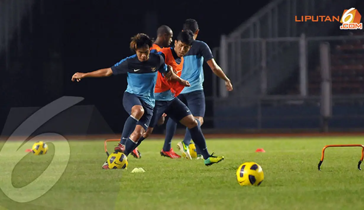 Juan Revi berusaha mempertahankan bola dari hadangan Ahmad Bustomi (berompi) dalam sesi latihan di Stadion GBK, Jakarta (Liputan6.com/Helmi Fithriansyah)