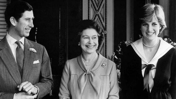 Ratu Elizabeth bersama Pangeran Charles dan tunangannya Lady Diana di Istana Buckingham (AFP)