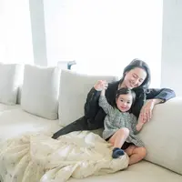 Julie Estelle kerap tampil kompak dengan sang buah hati. Ia benyak menyelaraskan warna untuk tampilan yang menggemaskan. [Foto: Instagram/ Julie Estelle]