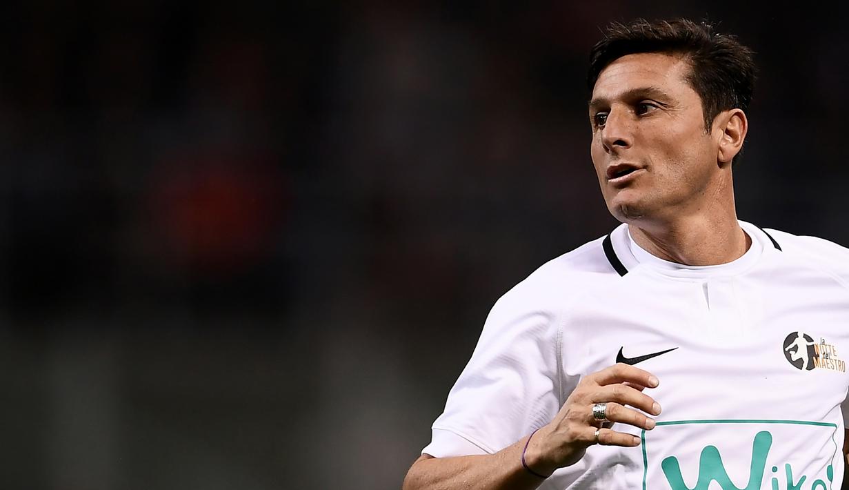 Legenda sepak bola Argentina, Javier Zanetti  saat mengikuti pertandingan perpisahan Andrea Pirlo, di Stadion Milan San Siro, Italia, (21/5). (AFP Photo / Marco Bertorello)