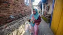 Warga berjalan untuk mengambil air untuk minum dan kebutuhan mck rumah  di sumber mata air Sumur Bendung, Gunung Batur, Kota Cilegon, Banten, Minggu, (15/7/2026). (KLY/Arie Basuki)