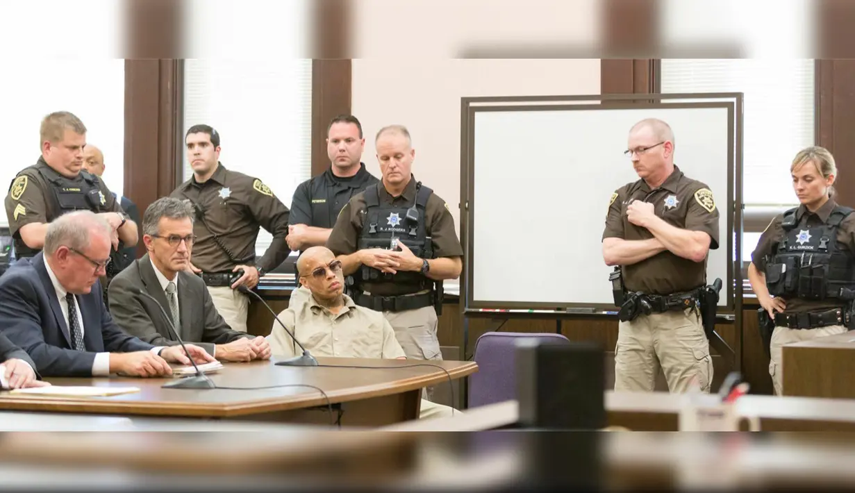 Suasana sidang vonis Nikko Jenkins di Pengadilan Distrik Douglas County di Omaha, Neb, Selasa (30/5). Sebenarnya hakim mempunyai pilihan vonis penjara seumur hidup tetapi hakim lebih memilih hukuman mati untuk Nikko. (AP/Pool) 