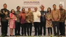 Dirut Jasa Marga Desi Arryani (tengah) foto bersama perwakilan perbankan dan pembiayaan usai penandatanganan perjanjian kredit sindikasi Jasa Marga terkait pembangunan ruas Tol Cikampek II, Jakarta, Selasa (31/7). (Merdeka.com/Arie Basuki)