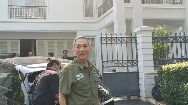 Pengusaha sekaligus kader Partai Golkar Jusuf Hamka dan mantan Menko Polhukam Mahfud Md bertemu di Kawasan Patra Kurningan, Jakarta Selatan, Sabtu, (13/7/2024).