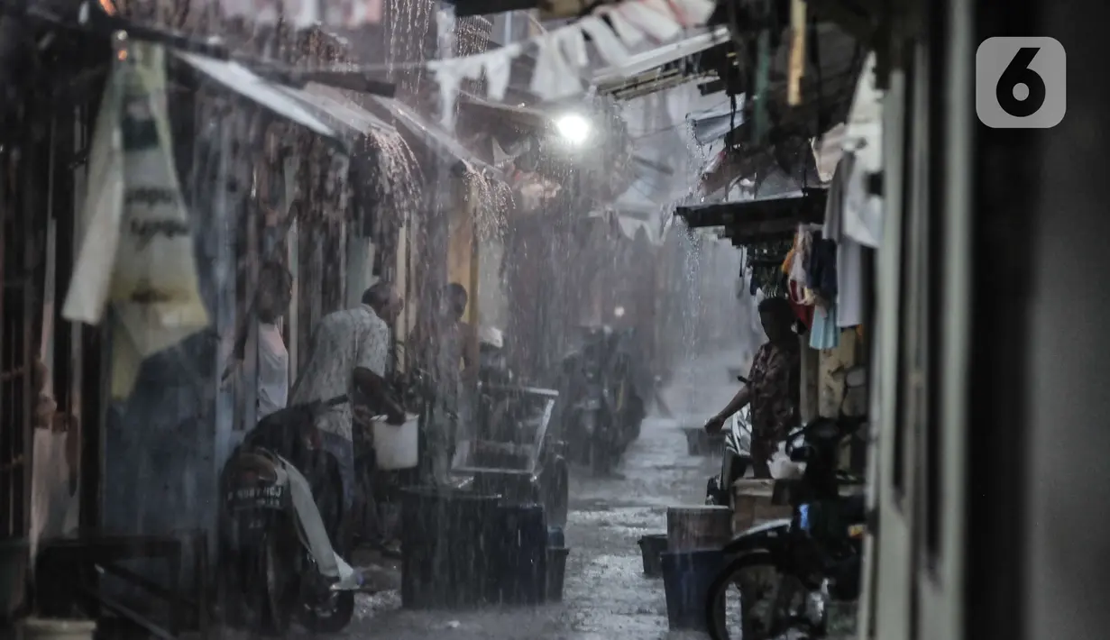 Warga menampung air hujan dengan ember untuk digunakan MCK akibat aliran PAM telah diputus di Kampung Bayam, Kelurahan Papanggo, Tanjung Priok, Jakarta, Rabu (21/10/2020). (merdeka.com/Iqbal S. Nugroho)