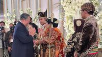 SBY menyelamati Kaesang Pangarep dan Erina Gudono di pelaminan. (Foto: Dok. Instagram @agusyudhoyono)