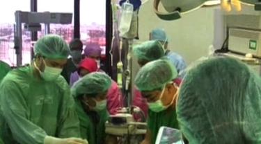 Sebanyak 100 orang dokter dilibatkan dalam operasi pemisahan bayi kembar siam itu.