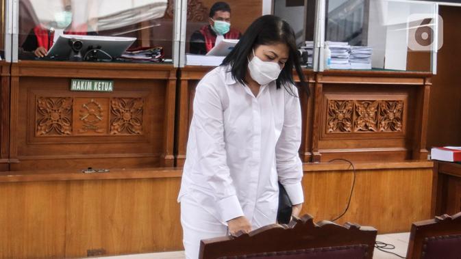 Putri Candrawathi usai menjalani sidang lanjutan dalam kasus pembunuhan Brigadir Yosua Hutabarat dengan agenda sidang pembacaan tuntutan oleh Jaksa Penuntut Umum di Pengadilan Negeri Jakarta Selatan, Rabu (18/1/2023). Jaksa menilai Putri terbukti secara sah meyakinkan, bersama-sama melakukan pembunuhan berencana terhadap Nofriansyah Yosua Hutabarat alias Brigadir J. (Liputan6.com/Johan Tallo)