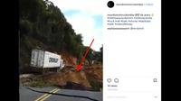 Truk kontainer nekat lintasi jalur longsor. (Instagmra @mundomotorcolombia)