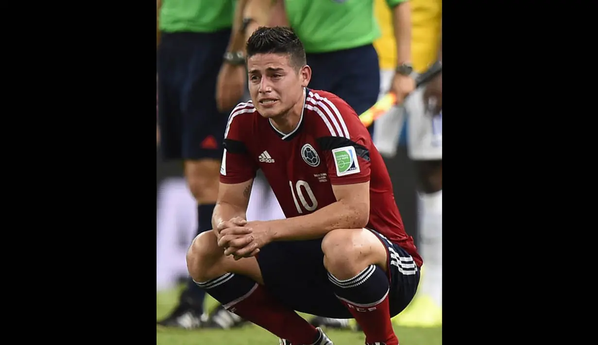 Tangis pemain Kolombia, James Rodriguez pecah setelah negaranya dikalahkan Brasil 1-2, Jumat (4/7/14). (AFP PHOTO/FABRICE COFFRINI)