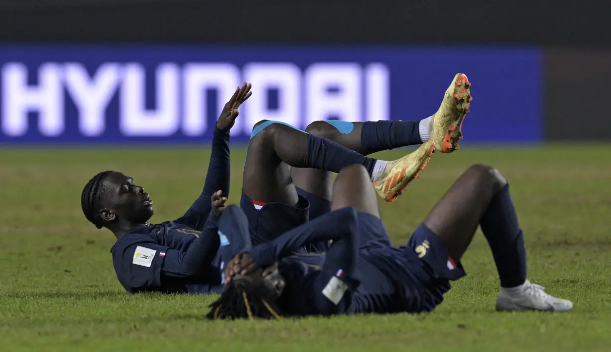 Reaksi kecewa dua pemain Timnas Prancis U-20, Soungoutou Magassa (kiri) dan Warren Bondo setelah berakhirnya laga terakhir Grup F Piala Dunia U-20 2023 menghadapi Honduras di Unico Diego Armando Maradona Stadium, La Plata, Argentina, Senin (29/5/2023) dini hari WIB. Meski menang 3-1, Prancis gagal maju ke babak 16 besar. (AFP/Juan Mabromata)