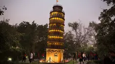 Pengunjung mengamati replika Menara Pisa di sebuah taman umum di New Delhi, 4 Februari 2020. Barang-barang bekas seperti besi batangan, suku cadang mobil, dan pipa dimanfaatkan untuk membuat tujuh keajaiban dunia yang ikonis di taman umum itu yang sukses menarik banyak pengunjung. (Xinhua/Javed Dar)