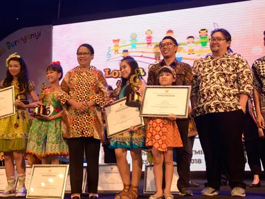 Menteri Pemberdayaan Perempuan dan Perlindungan Anak, Yohana  Yembise membacakan nominasi juara Grand Final Lomba Suara Anak Indonesia 2018 dengan tema “Anak Indonesia Menyanyi” di Theater Garuda, TMII, Jakarta, Minggu (25/11). (Liputan6.com/Pool/KPPPA)